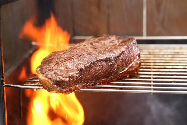 Picanha Brasileña Barbacoa Parrilla Carbón Con Fondo Madera Fuego —  Fotos de Stock