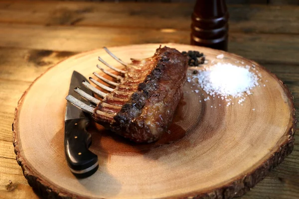 French Rack Costillas Cordero Parrilla Barbacoa Fondo Madera Con Cuchillo — Foto de Stock