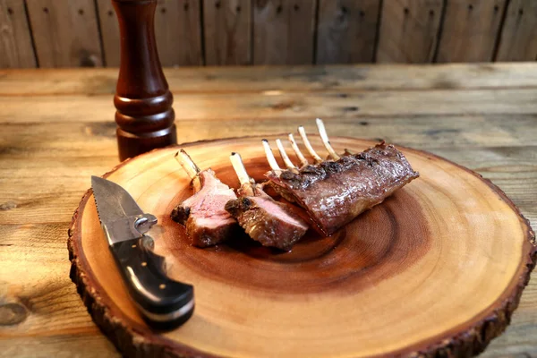 French Rack Costillas Cordero Parrilla Barbacoa Fondo Madera Con Cuchillo — Foto de Stock