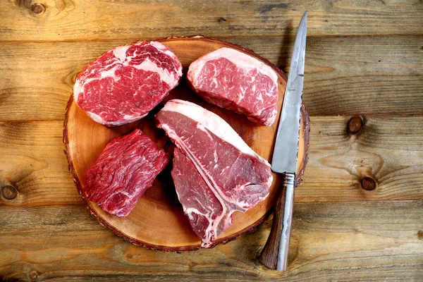 Snijwonden Van Speciaal Vlees Onder Een Houten Plank Met Ernaast — Stockfoto