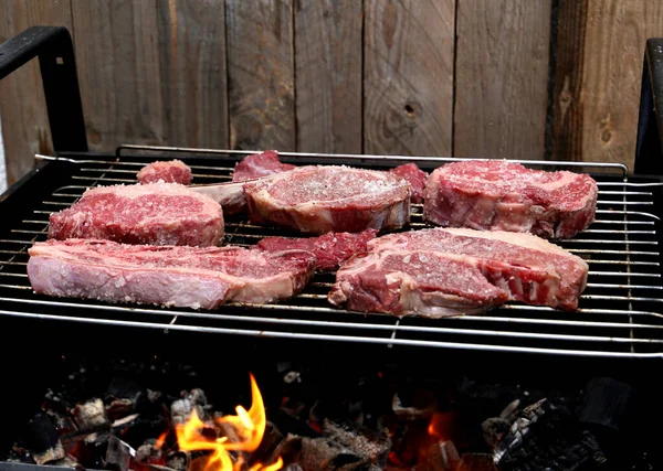 Brezilya barbeküsü için çeşitli özel et kesimleri.