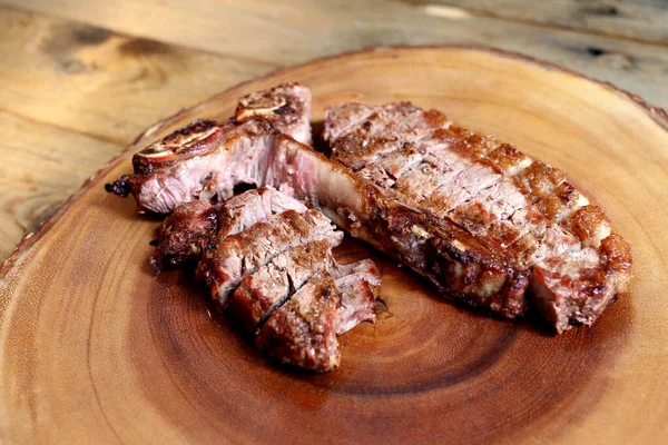 Grillezett Steak Csonttal Kétféle Hússal Alapon — Stock Fotó