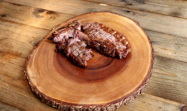 Filete Parrilla Con Hueso Dos Tipos Carne Sobre Fondo Madera — Foto de Stock