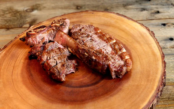 Filete Parrilla Con Hueso Dos Tipos Carne Sobre Fondo Madera —  Fotos de Stock