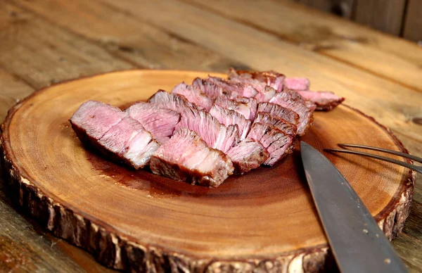 Pedaços Bife Ancho Cortados Sob Uma Tábua Madeira Com Garfo — Fotografia de Stock