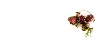 Maca. Canlılık, enerji ve sağlık için Peru kökü. Beyaz arkaplanda Kırmızı Peru Macası.