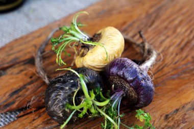 Tahtada üç farklı Peru Macası var..