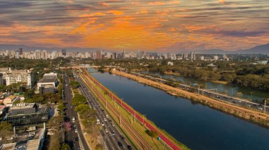 Brezilya 'nın Sao Paulo kentindeki Pinheiros nehri ve modern binalarıyla Marjinal Pinheiros manzarası.
