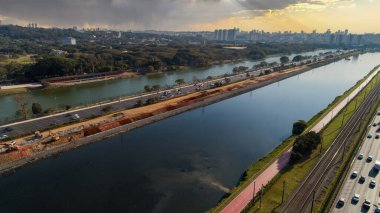 Brezilya 'nın Sao Paulo kentindeki Pinheiros nehri ve modern binalarıyla Marjinal Pinheiros manzarası.