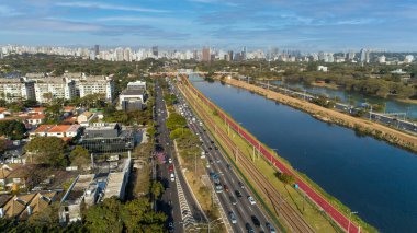 Brezilya 'nın Sao Paulo kentindeki Pinheiros nehri ve modern binalarıyla Marjinal Pinheiros manzarası.