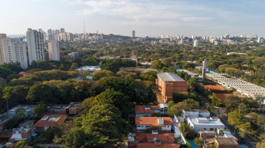 Brezilya, Sao Paulo 'daki Pinheiros' un ana alanının havadan görüntüsü. Bir sürü ağaç ve modern binalarla.