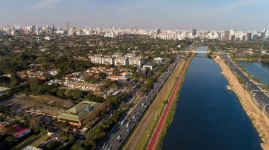 Brezilya 'nın Sao Paulo kentindeki Pinheiros nehri ve modern binalarıyla Marjinal Pinheiros manzarası.