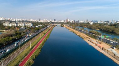 Brezilya 'nın Sao Paulo kentindeki Pinheiros nehri ve modern binalarıyla Marjinal Pinheiros manzarası.