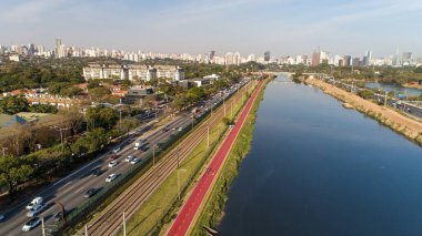 Brezilya 'nın Sao Paulo kentindeki Pinheiros nehri ve modern binalarıyla Marjinal Pinheiros manzarası.