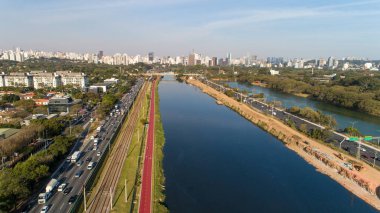 Brezilya 'nın Sao Paulo kentindeki Pinheiros nehri ve modern binalarıyla Marjinal Pinheiros manzarası.