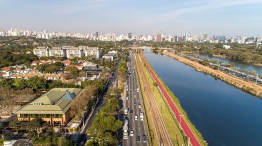 Brezilya 'nın Sao Paulo kentindeki Pinheiros nehri ve modern binalarıyla Marjinal Pinheiros manzarası.