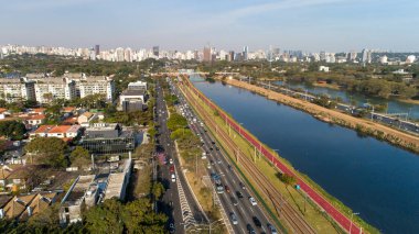 Brezilya 'nın Sao Paulo kentindeki Pinheiros nehri ve modern binalarıyla Marjinal Pinheiros manzarası.