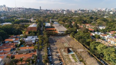 Brezilya, Sao Paulo 'daki Pinheiros' un ana alanının havadan görüntüsü. Bir sürü ağaç ve modern binalarla.
