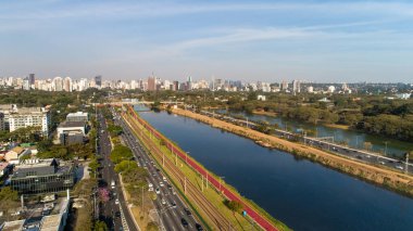 Brezilya 'nın Sao Paulo kentindeki Pinheiros nehri ve modern binalarıyla Marjinal Pinheiros manzarası.