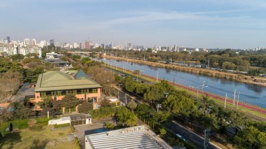 Brezilya 'nın Sao Paulo kentindeki Pinheiros nehri ve modern binalarıyla Marjinal Pinheiros manzarası.