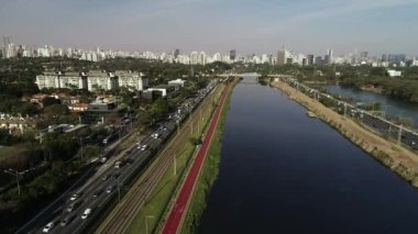 Brezilya 'nın Sao Paulo kentindeki Pinheiros nehri ve modern binalarıyla Marjinal Pinheiros manzarası.