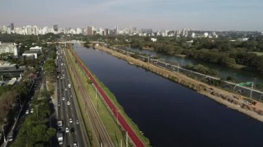 Brezilya 'nın Sao Paulo kentindeki Pinheiros nehri ve modern binalarıyla Marjinal Pinheiros manzarası.