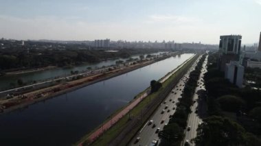 Brezilya 'nın Sao Paulo kentindeki Pinheiros nehri ve modern binalarıyla Marjinal Pinheiros manzarası.