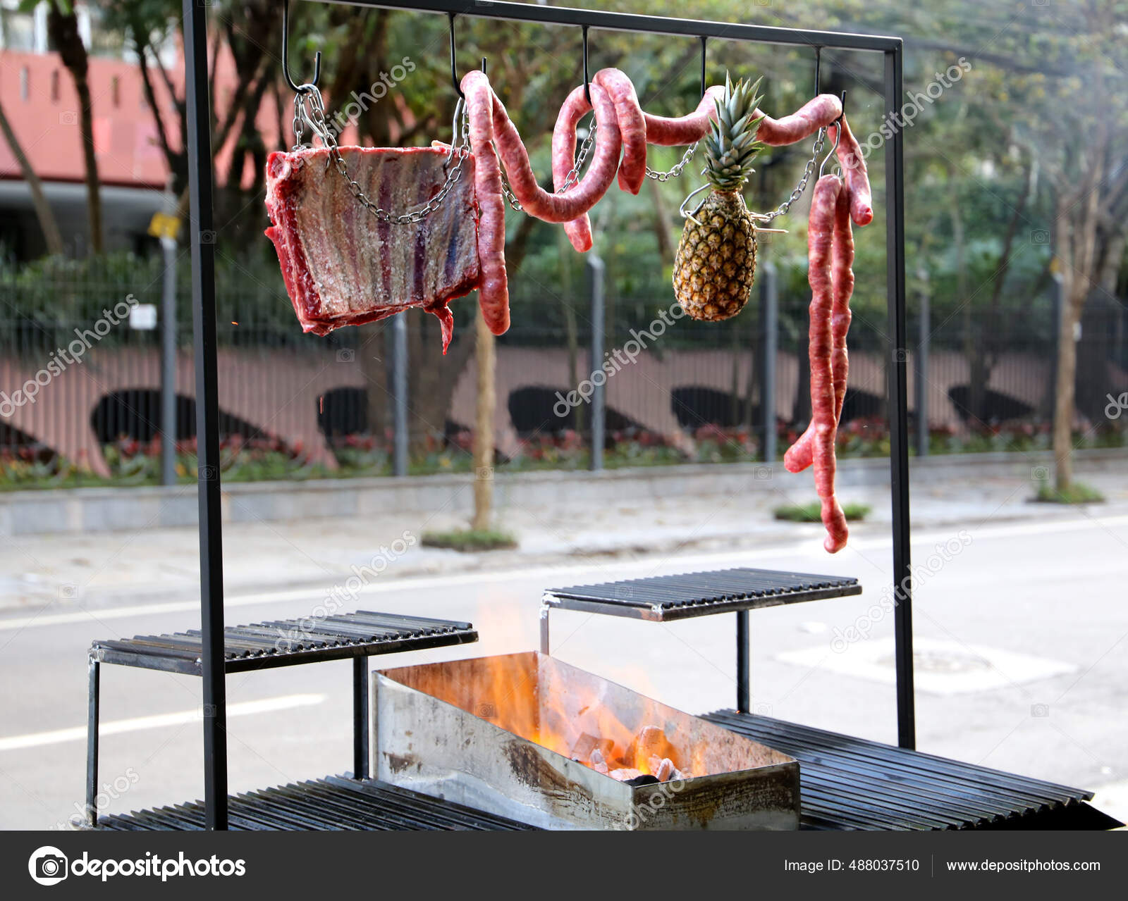 Parrilla Barbacoa Argentina Acera Una Calle Brasil Con Fuego Salchichas:  fotografía de stock © PedroTruffi #488037510