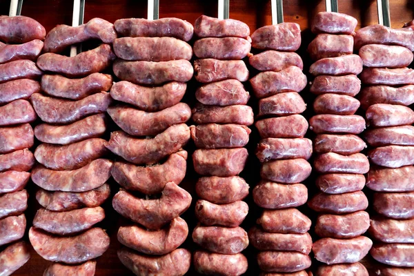 Montón Brochetas Salchicha Cruda Listo Para Asar Barbacoa Sobre Una — Foto de Stock