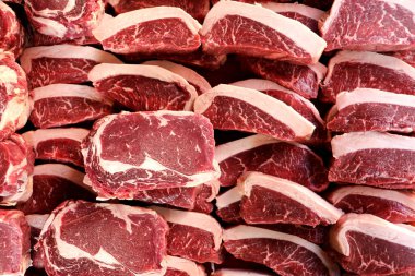 Picanha çiğ. Brezilya 'da geleneksel biftek barbeküsü. Picanha dilimleri. Üst görünüm.