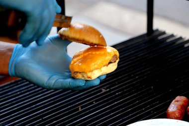 Peynirli hamburger, domates ve ızgarada yapılan ekmek. Yan görüş. Kapat..