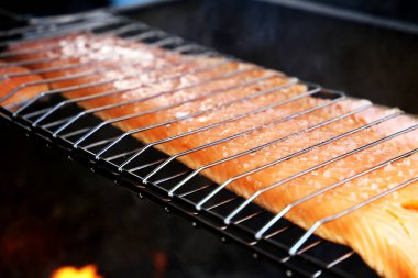 Brezilya 'da ızgara somon. Kaba tuz ve ızgara izleriyle.