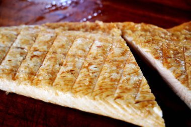 Izgarada ızgara işaretli ızgara somon. Ahşap arka planda.