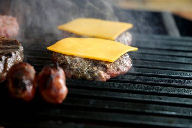 Mangalda ızgara izli hamburger..