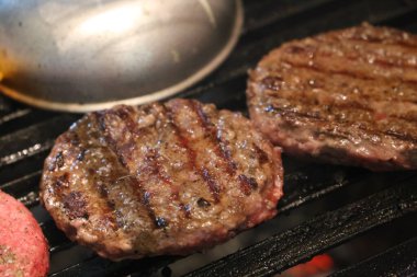 Mangalda ızgara izli hamburger..