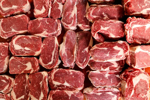 Brezilya barbeküsü için ahşap bir arka planda bir sürü Ancho ya da Ribeye bifteği.