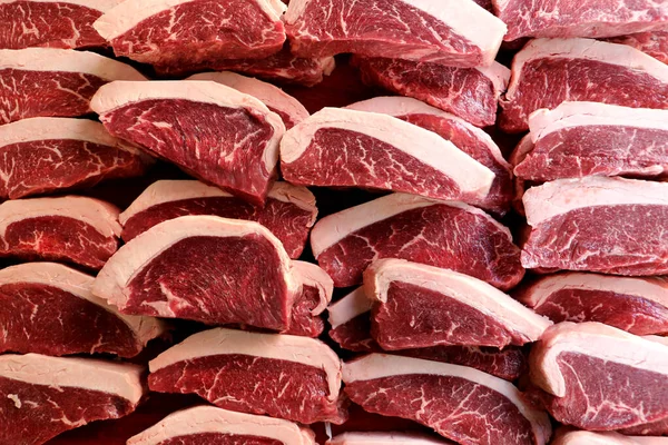 Picanha çiğ. Brezilya 'da geleneksel biftek barbeküsü. Picanha dilimleri. Üst görünüm.