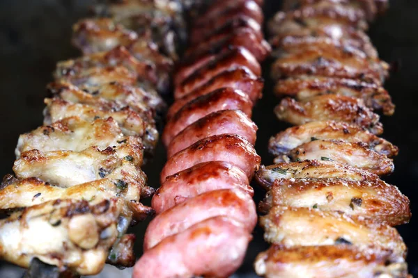 Molti Spiedini Salsiccia Sul Barbecue Brasiliano — Foto Stock
