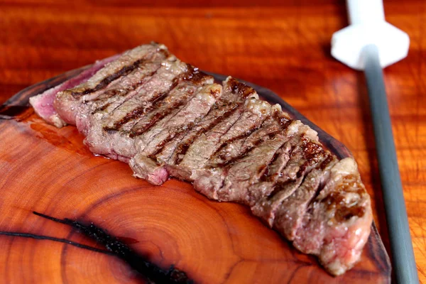 Picanha Oder Rump Steak Hand Mit Schwarzen Handschuhen Schneidet Ein — Stockfoto