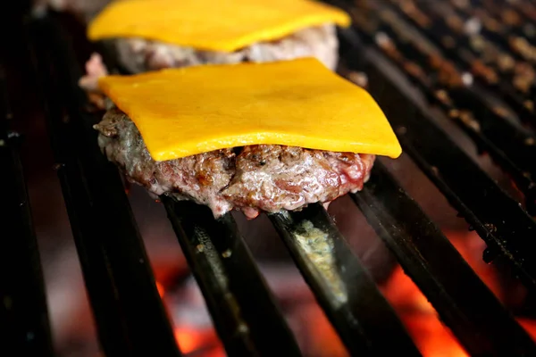 Hamburger Formaggio Sulla Griglia Parrilla Con Segni Griglia — Foto Stock