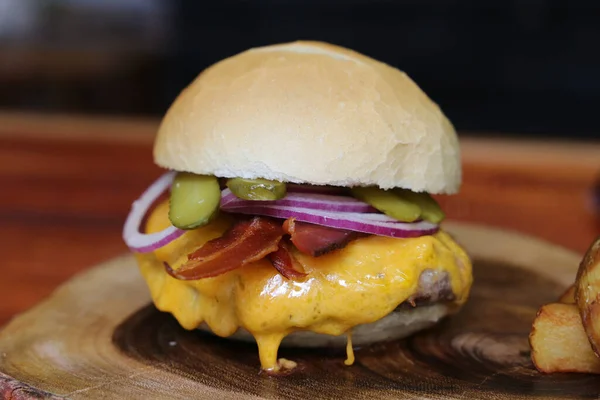 Hamburger Vyrobeno Grilu Sýrem Slaninou Cibulí Okurkou Dřevěném Pozadí — Stock fotografie