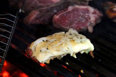 Mangalda peynirli Calabrian sosisli sandviçi..