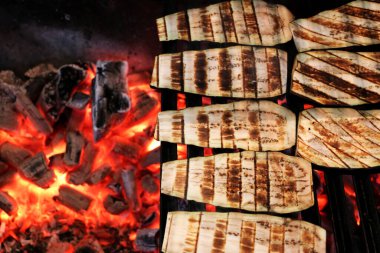 Barbeküde patlıcan ve ızgarada parlak kömür arkaplanı var..