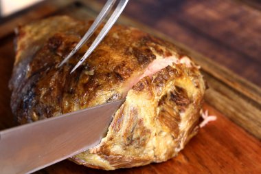 Termit ya da Cupim. Geleneksel Brezilya öküzü kordonu Nelore bir barbekü bıçağıyla tahta bir tahtanın altından kesilmiş..