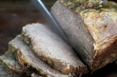 Termit ya da Cupim. Geleneksel Brezilya öküzü kordonu Nelore bir barbekü bıçağıyla tahta bir tahtanın altından kesilmiş..