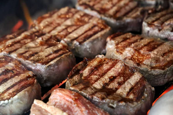 Bife Ancho Grelhado Grelha Com Carvão Brilhante Fundo Muitos Bifes — Fotografia de Stock