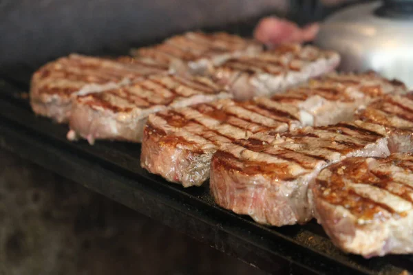 Bife Ancho Grelhado Grelha Com Carvão Brilhante Fundo Muitos Bifes — Fotografia de Stock