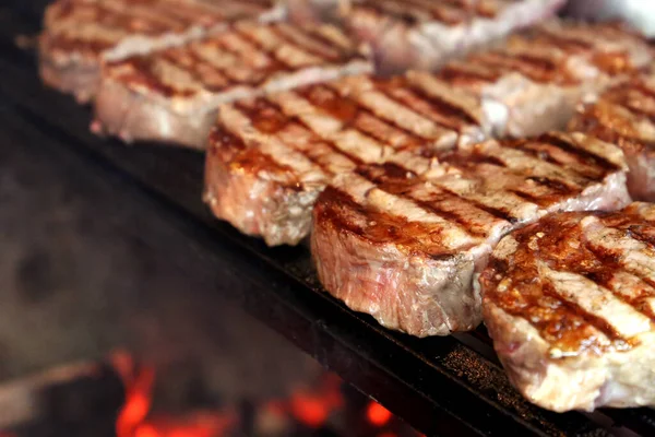 Bife Ancho Grelhado Grelha Com Carvão Brilhante Fundo Muitos Bifes — Fotografia de Stock