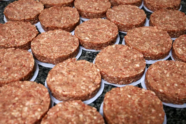 Muitos Hambúrgueres Crus Fora Restaurante Iniciar Preparação Hambúrgueres — Fotografia de Stock