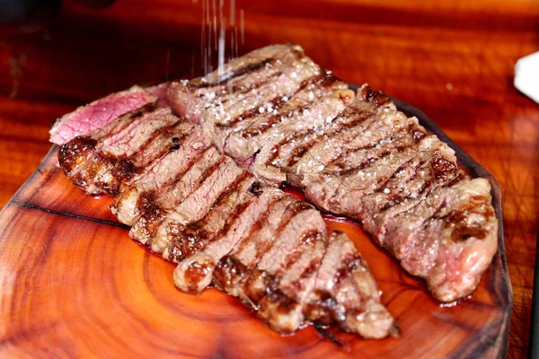 Picanha Rump Steak Taglio Una Succosa Bistecca Una Tavola Legno — Foto Stock